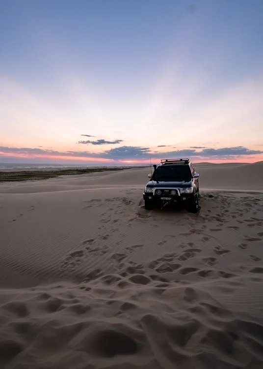 Un 4x4 en plein désert pour le coucher du soleil