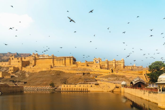 Vue du fort d’Amber en grès jaune et marbre blanc, près de Jaipur au Rajasthan