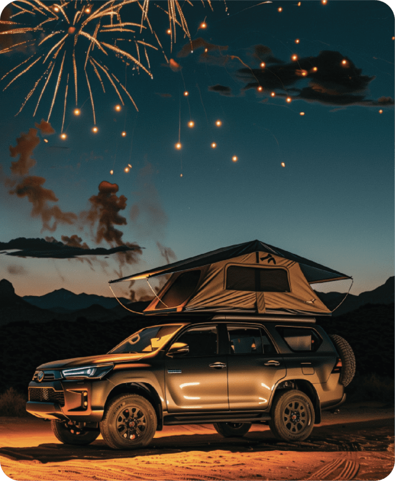 voiture de type 4x4 avec tente de toit, en fond un feu d'artifice