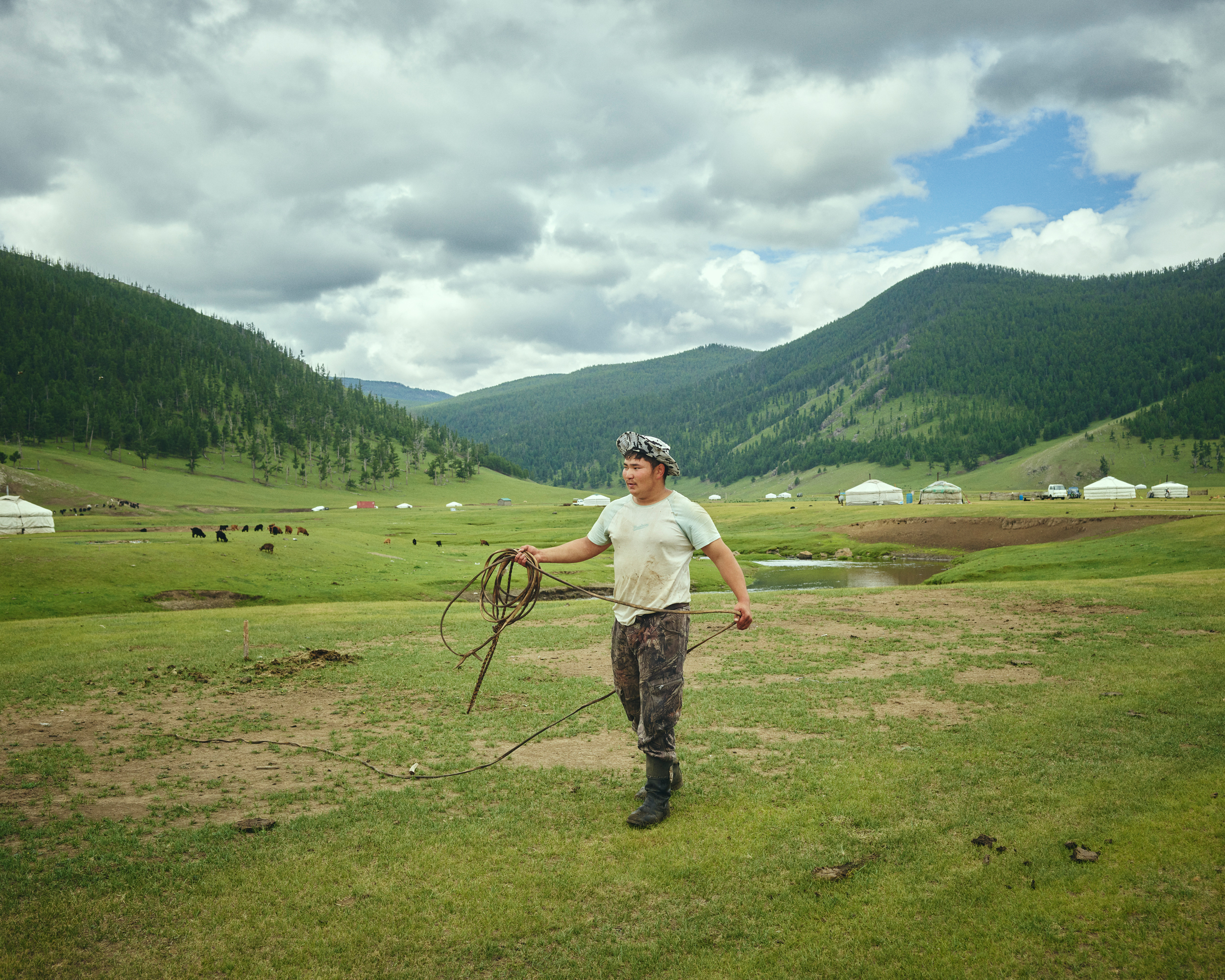 Homme marchant dans une vallée de montagne pendant un circuit en Mongolie