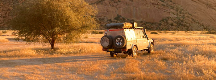 Véhicule 4x4 stationné dans un paysage en Namibie